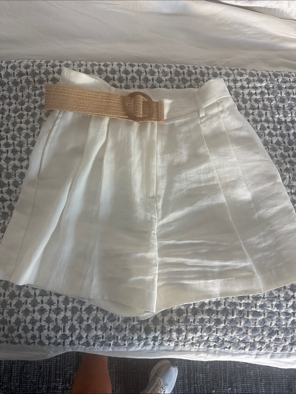 H&M High Waist White Linen-Look Shorts with Tan Belt